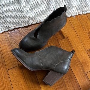 Mata scalloped cut charcoal womans size 6 booties brown heel